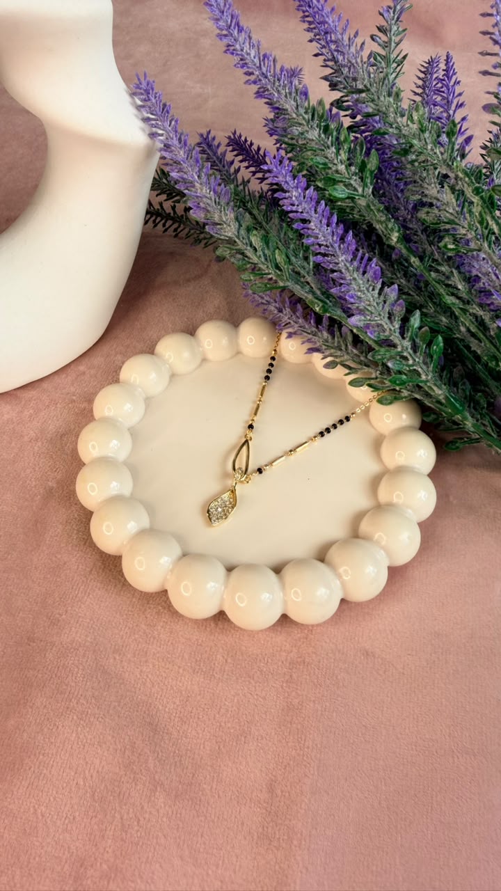 Pavé Leaf Drop Mangalsutra