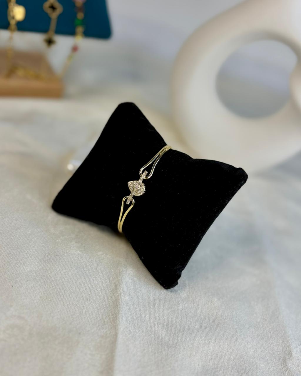 Pavé Heart Wire Kada